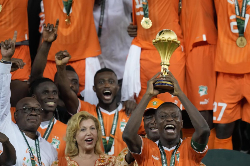 Max-Alian Gradel levanta el trofeo luego del triunfo de Cosa de Marfil sobre Nigeria.