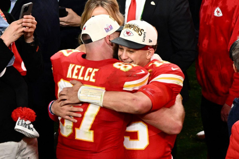 Patrick Mahomes y Travis Kelce se abrazan luego del triunfo de Kansas City Chiefs en el Super Bowl.