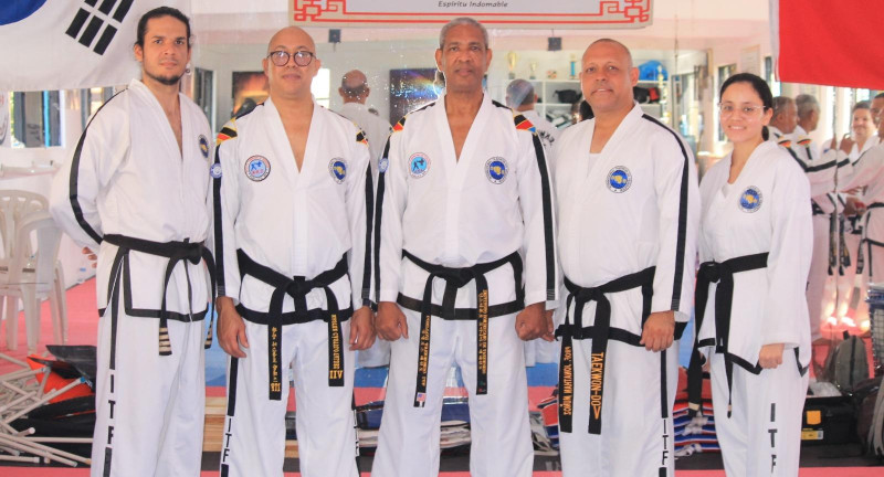Los profesores de Taekwondo del club Los Prados, desde la izquierda, Leorian Abreu, Cástulo Valdez, Norberto Puello, Jonathan Muñoz y Camila Almonte.