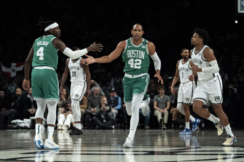 Al Horford, de los Celtics, es felicitado por su compañero Jrue Holiday tras encestar un canasto en el encuentro ante los Nets de Brooklyn.