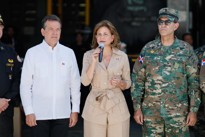 La vicepresidenta Raquel Peña y los ministros de Industria y Comercio Víctor (Ito) Bisonó y el teniente general Carlos Díaz Morfa.