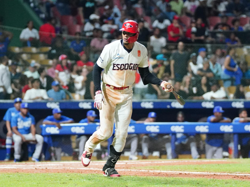 Erik González volvió a firmar con los Leones del Escogido.