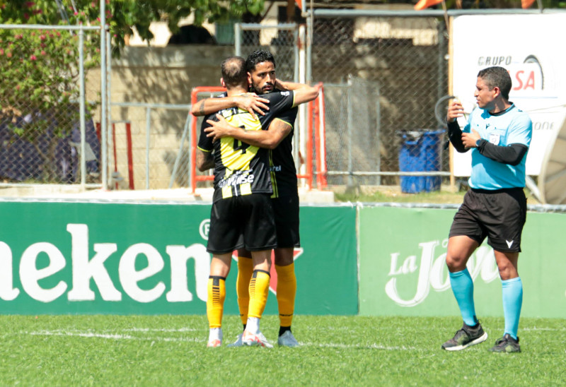 El argentino Gustavo Ascona celebra el gol de los aurinegros en el minuto 49.