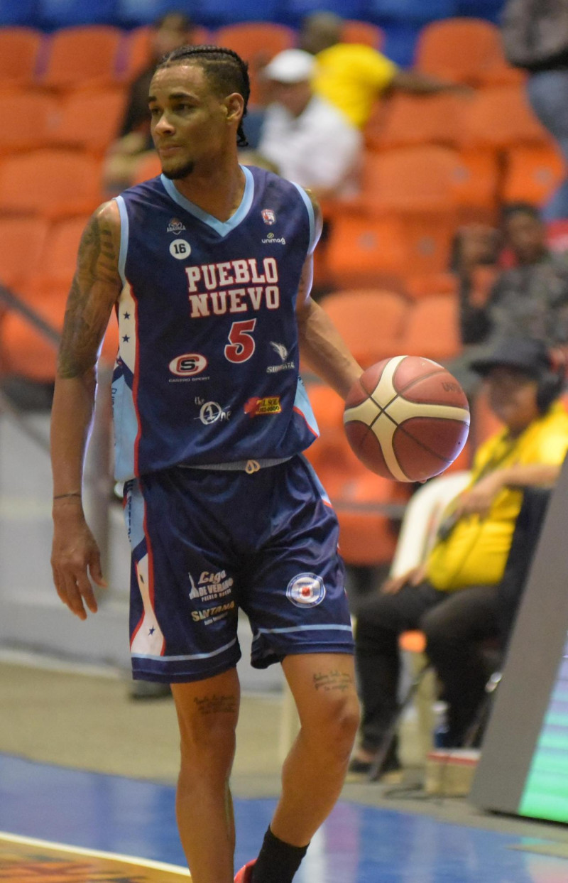 Víctor Liz está a las puertas de un círculo exclusivo en el baloncesto de Santiago.