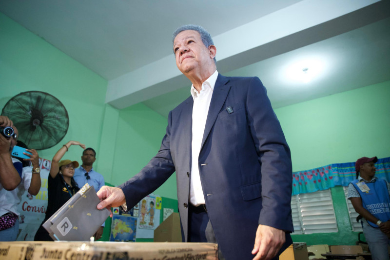 El candidato presidencial por la Fuerza del Pueblo, Leonel Fernández, mientras votaba en la Escuela República Dominicana.