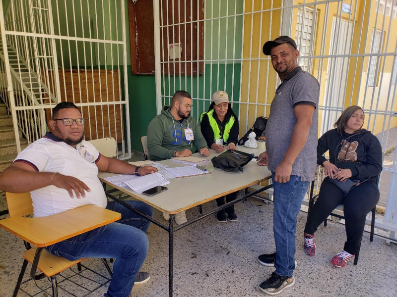 Fotografía muestra votante en recinto electoral de La Vega.