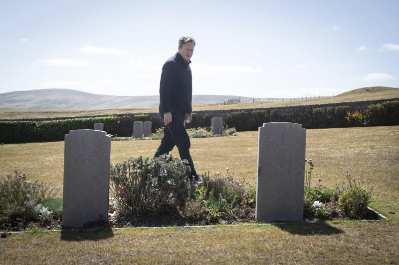 El canciller británico David Cameron en el cementerio San Carlos, en las Malvinas, durante una visita para dejar claro que las islas son una "parte valiosa de la familia británica".