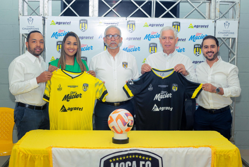 De izquierda a derecha Javier y Mariel Quezada mostrando la camiseta amarilla, Jose Bautista presidente del club en el centro, Omar Taveras y Serafín Taveras exponen la cami