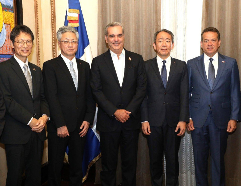 Los inversionistas japoneses estuvieron en el Palacio Nacional junto al Presidente.