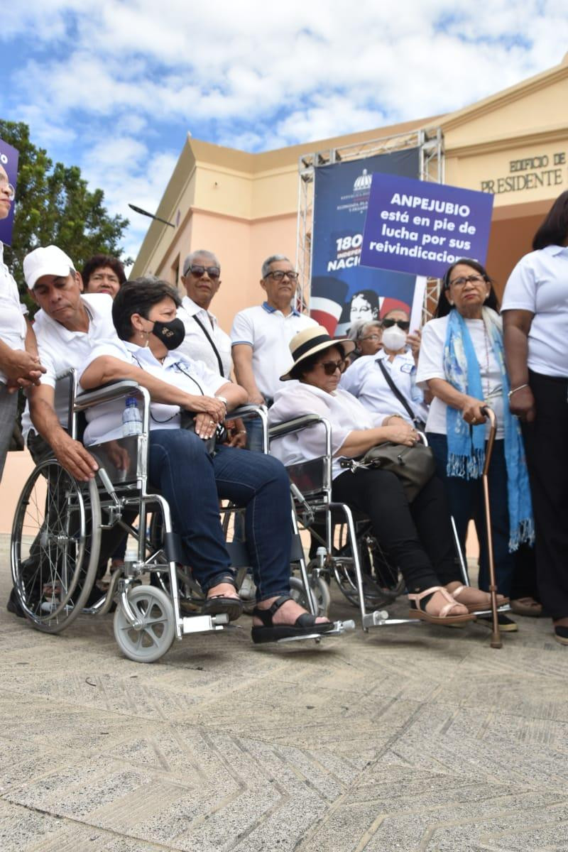 En silla de ruedas, con patones, pancantartas en mano y con la consigna "está lucha ya llegó al Palacio Nacional"