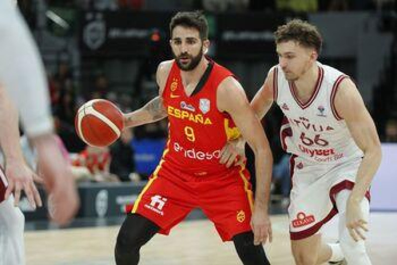 El base español Ricky Rubio (i) supera al base letón Kristers Zoriks durante el encuentro clasificatorio del Eurobasket 2025 disputado entre España y Letonia.