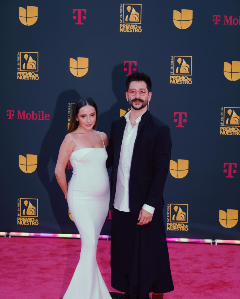 Eva Luna y Camilo desfilaron por la alfombra roja de los Premios Lo Nuestro, en Miami.