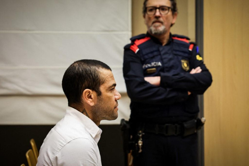 Dani Alves observa el inicio de su juicio en el Tribunal Superior de Justicia de Cataluña en Barcelona, el 5 de febrero de 2024