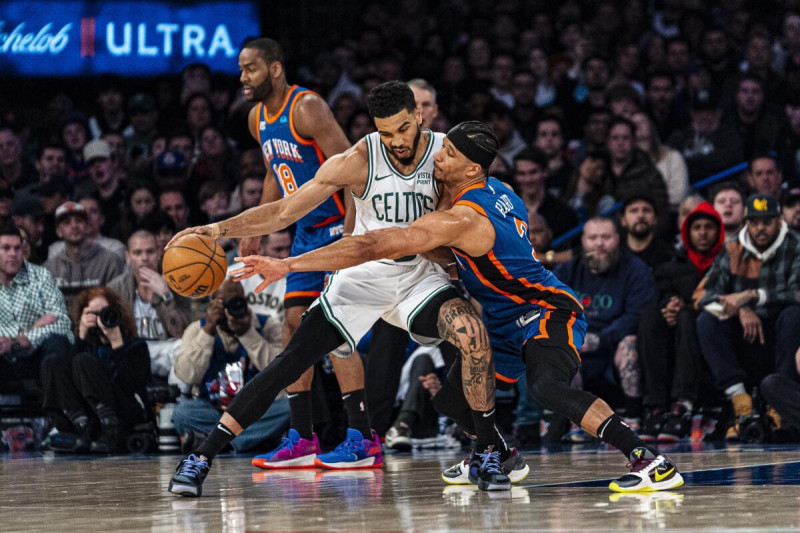 El escolta de los Knicks, Josh Hart (3), defiende contra el alero de los Celtics, Jayson Tatum, al frente a la izquierda, durante la segunda mitad del partido de baloncesto.