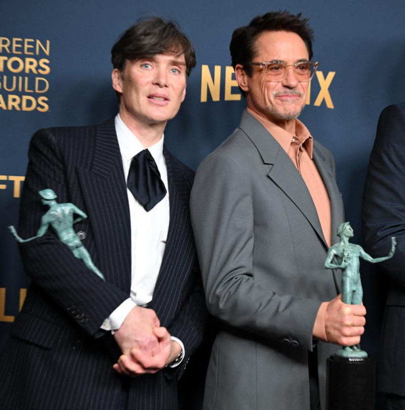 Cillian Murphy y Robert Downey Jr. posan en la sala de prensa con los premios a la Mejor Interpretación Masculina Protagonista (Murphy) y Secundario (Downey) y a la Mejor Interpretación de Reparto en una Película por "Oppenheimer"