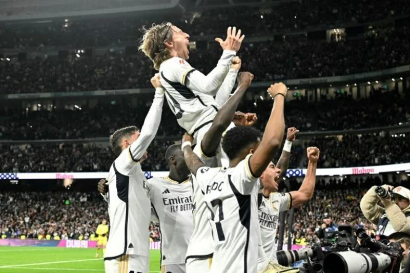 Luka Modrid celebra gol con sus compañeros.