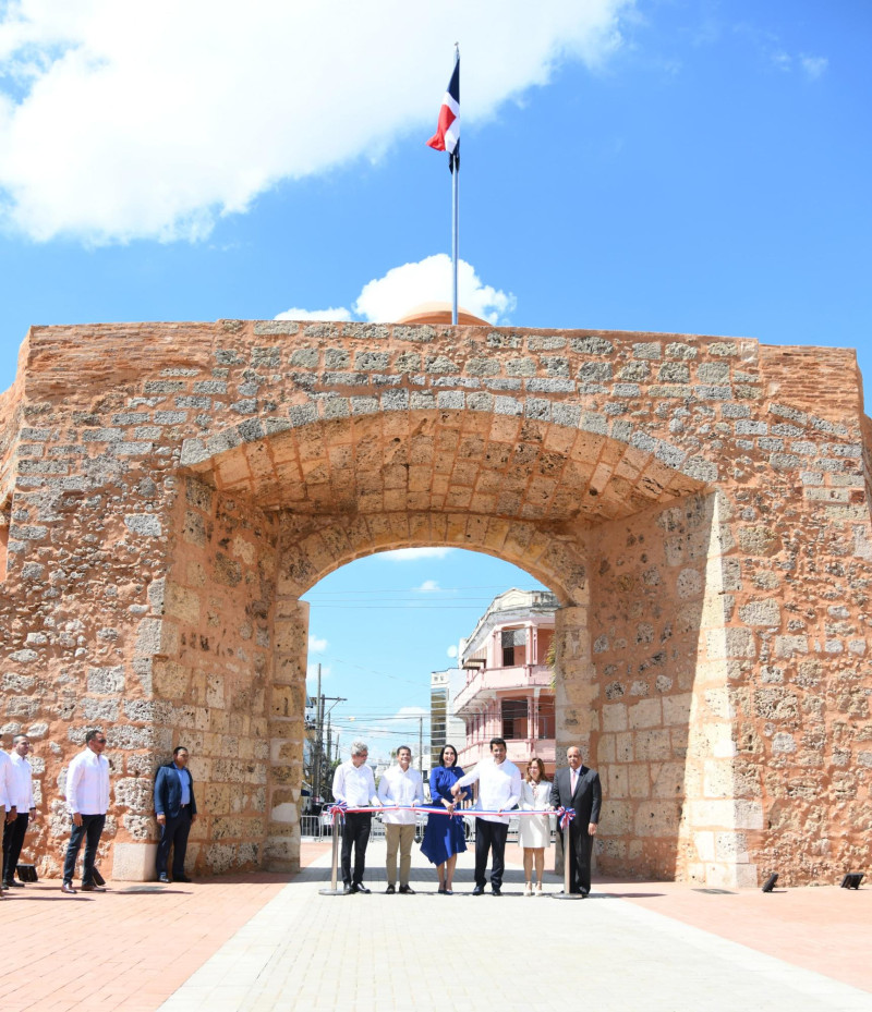 El ministro de Turismo, David Collado, y la primera dama de la Republica, Raquel Arbaje, realizan este lunes el corte de cita para la inauguracion de la Puerta de la Misericordia en la Ciudad Colonial.