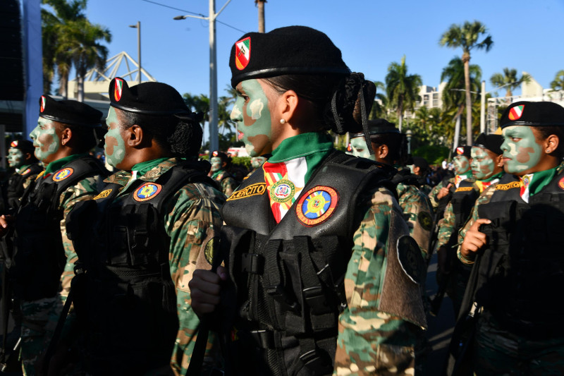 Desfile militar en el Malecón de Santo Domingo