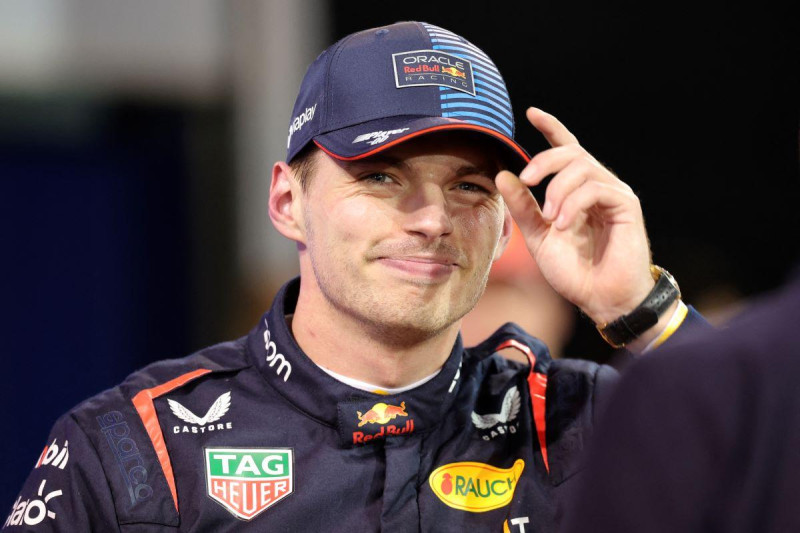 Max Verstappen, del Red Bull, reacciona luego de lograr la pole position para el Gran Premio de Fórmula Uno en Bahrein.