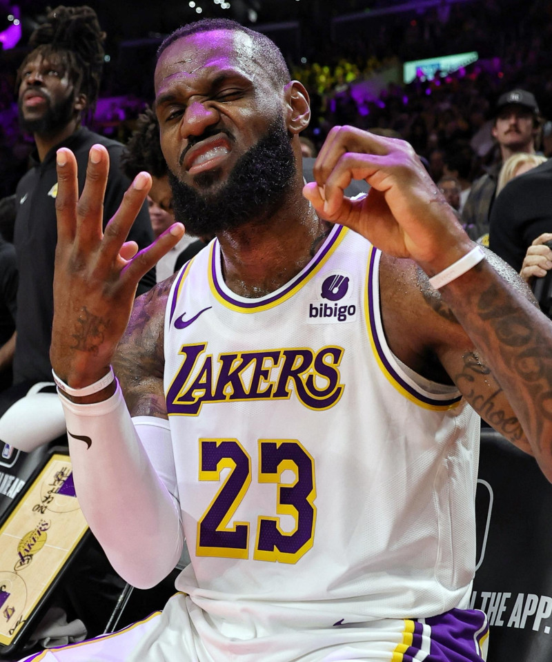 LeBron James # 23 de Los Angeles Lakers celebra