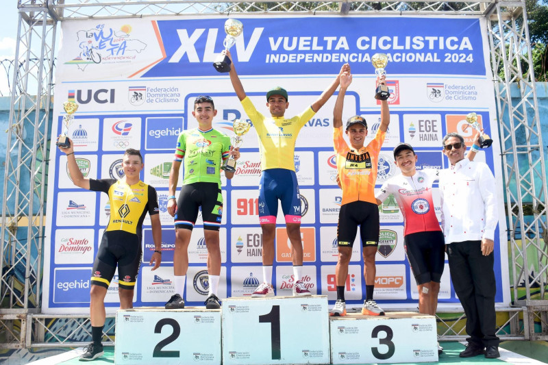 José Castillo levanta el trofeo de campeón junto a los pedalistas que le secundaron y a Jorge Blas Díaz, presidente de FEDOC.