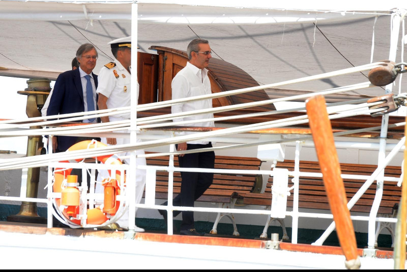 El presidente Luis Abinader recorrió el buque junto al embajador de España, Antonio Pérez-Hernández.