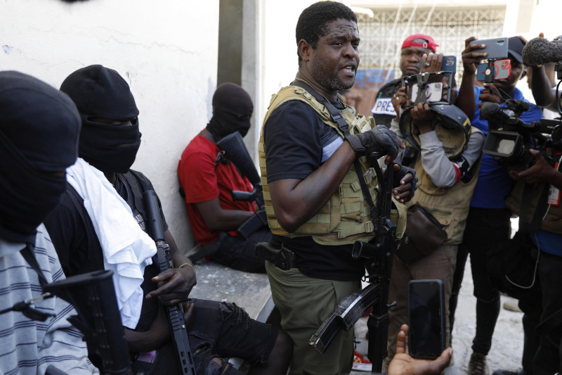 Jimmy Cherizier "Barbecue" principal líder de las pandillas armadas haitianas, habló ayer con los periodistas en el sector Delmas, Puerto Príncipe,