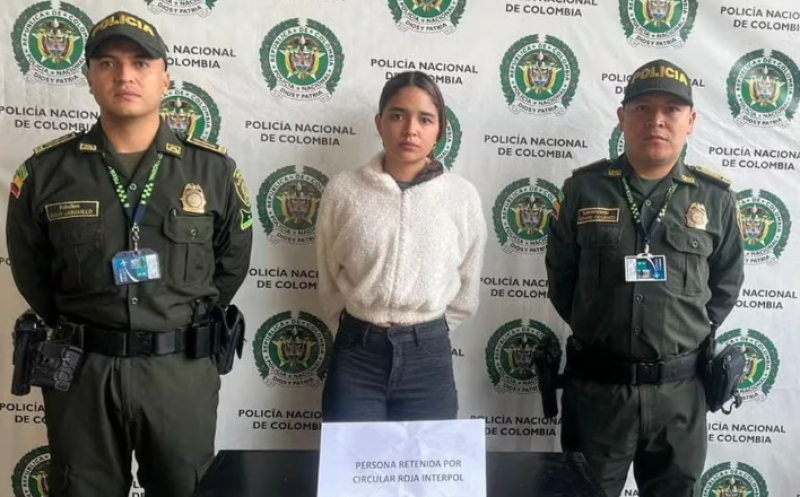 Fotografía muestra a mujer de 25 años detenida por la policía colombiana por robo.