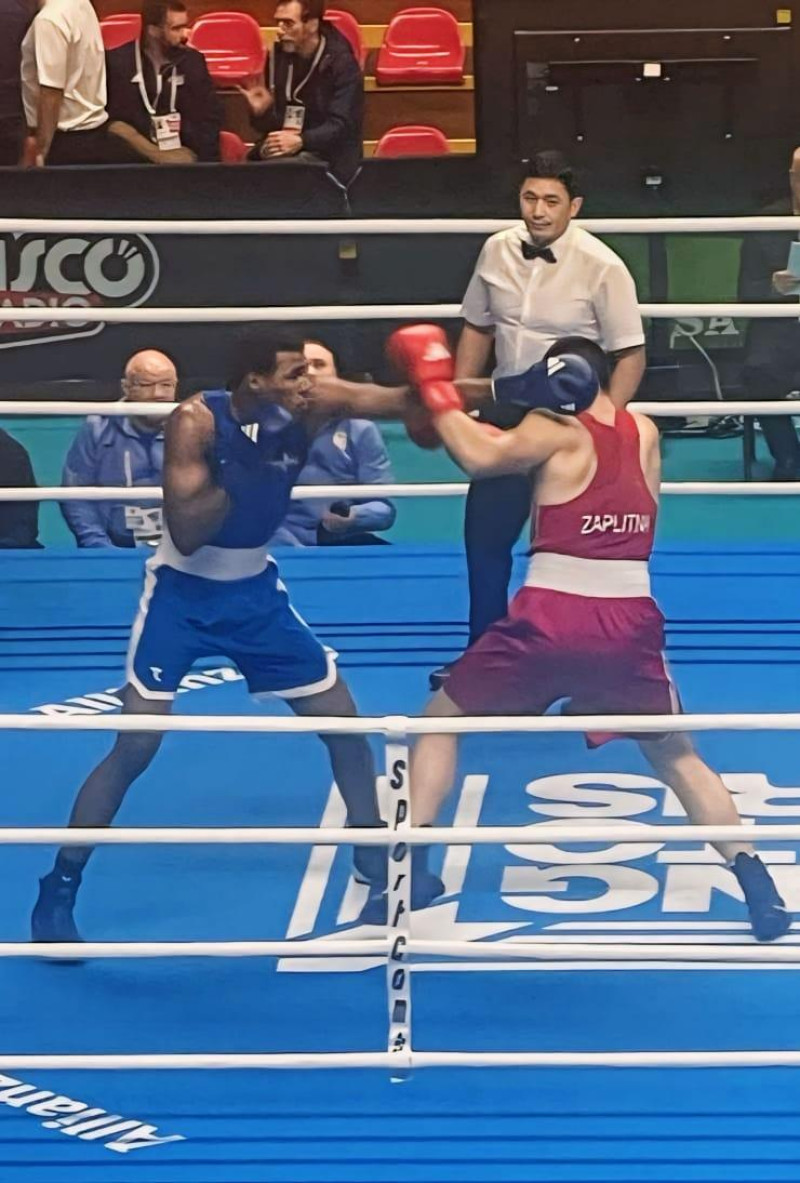 Daniel Guzmán conecta un golpe a Andrei Zaplitnii durante el clasificatorio de boxeo para los Juegos Olímpicos.