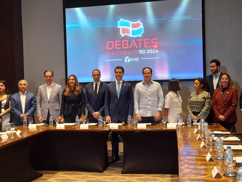 Miembros del ANJE y empresarios durante anuncio de debate presidencial.