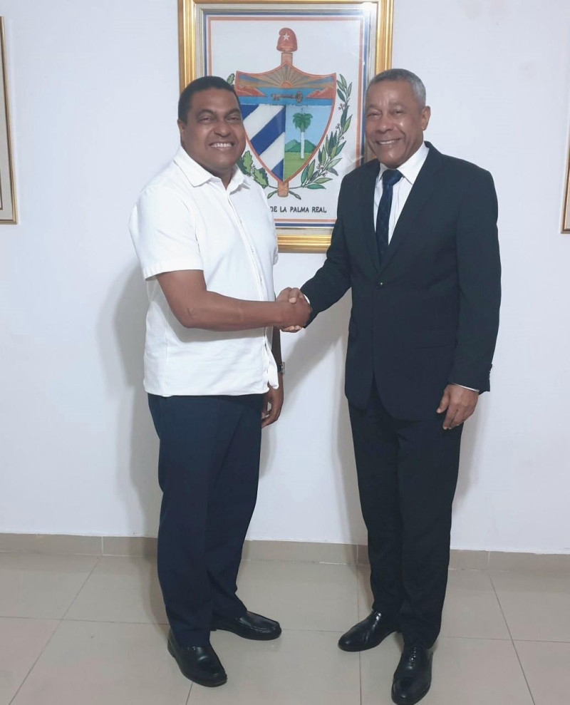 José P. Monegro  junto al embajador de Cuba en la República Dominicana, Ángel Arzuaga Reyes.