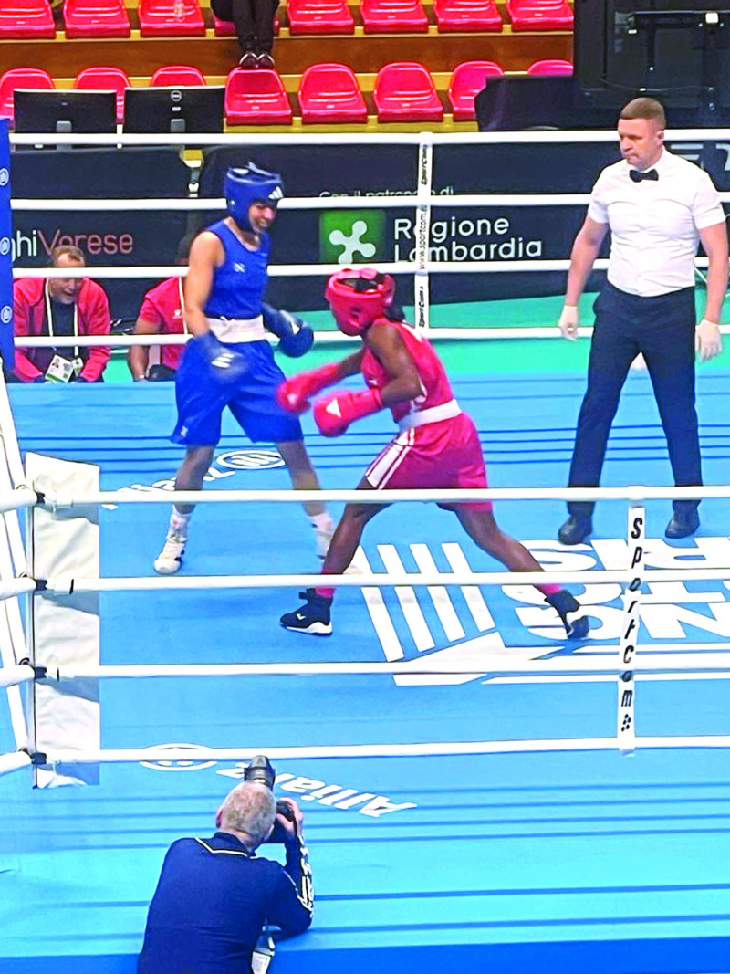 La dominicana María Moronta (azul) durante su combate ante Ani Hovsepyan, de Armenia, a quien derrotó por decisión 5-0.