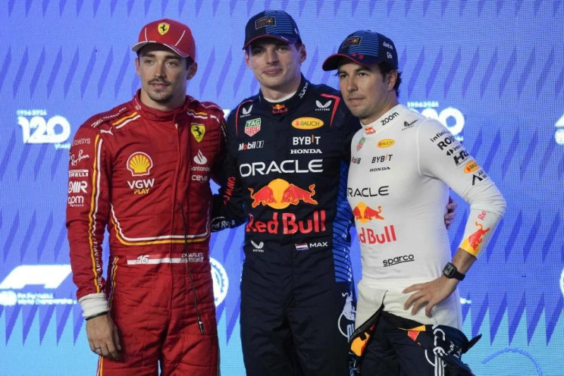 El piloto de Red Bull Max Verstappen posa con Charles Leclerc de Ferrari y su compañero Sergio Pérez tras quedar en la primera posición de la parrilla de salida.