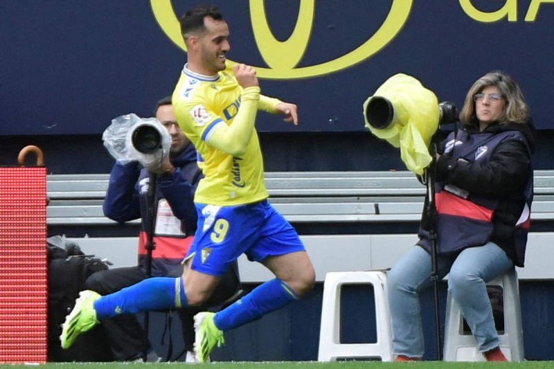 Juanmi Jiménez, del Cádiz, reacciona luego de anotar el primero de los dos goles que anotó frente al Atlético de Madrid.