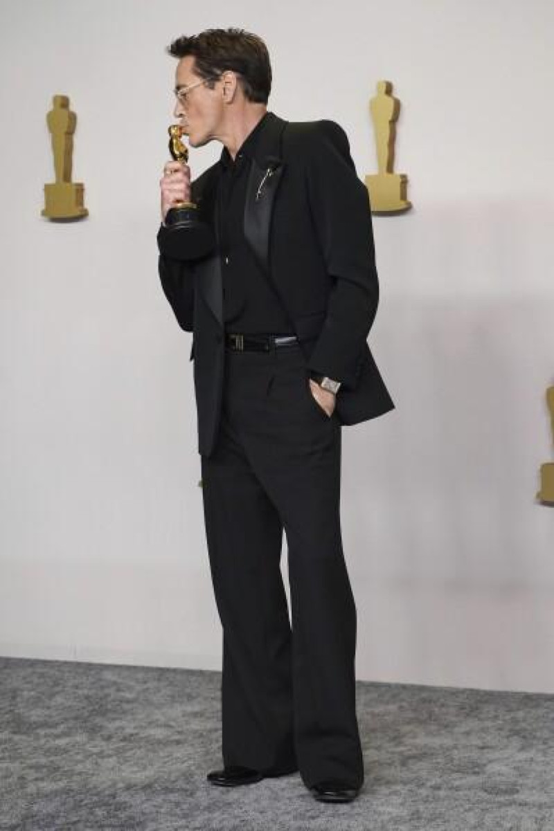 El actor estadounidense Robert Downey Jr. posa en la sala de prensa con el Oscar al mejor actor de reparto por "Oppenheimer"
