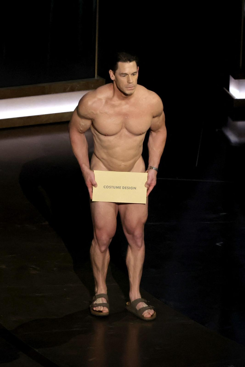 ohn Cena presentó el Óscar al mejor vestuario frente a la audiencia del Dolby Theater irónicamente desnudo.