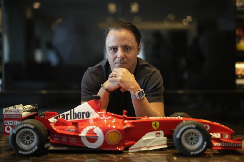 Foto del 31 de agosto del 2023, el expiloto de la Fórmula Uno Felipe Massa posa para un foto en su casa de Sao Paulo, Brasil.
