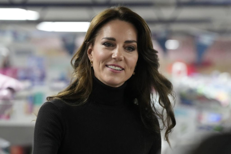 Kate Middleton sonríe durante su visita a Sebby's Corner, en el norte de Londres, el viernes 24 de noviembre de 2023