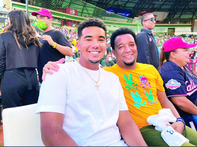 Pedro Pablo y Pedro Martínez disfrutando de un partido de béisbol el pasado año.
