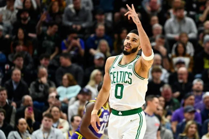 Jayson Tatum celebra un triple de los Celtics en el partido ante los Jazz el martes.
