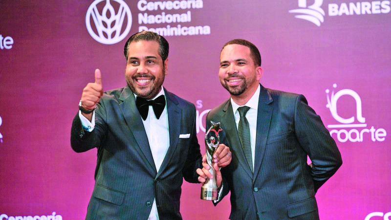 Ricardo Rodríguez y Vian Araujo exhiben la estatuilla ganada en Premios Soberanos.