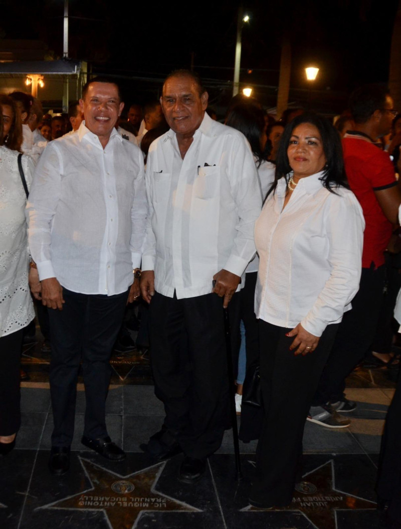 Miguel Franjul junto a su estrella en el Bulevar de las Estrellas en Azua. Le acompañan su esposa Wendy de Franjul y el alcalde azuano Ruddy González.