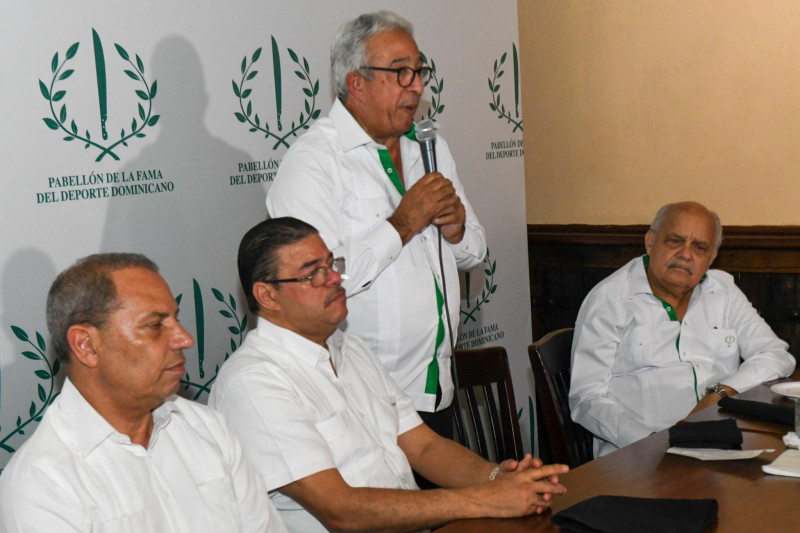 Dionisio Guzmán, del Pabellón de la Fama del Deporte Dominicana, hace uso de la palabra durante el acto de reconocimiento.