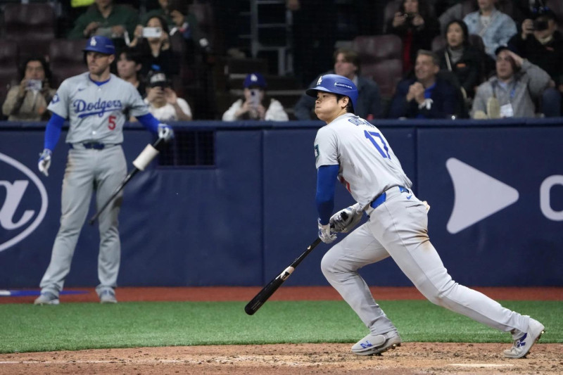 Shohei Ohtani, de los Dodgers, inicia su marcha hacia la inicial luego de pegar un sencillo remolcador en la octava entrada frente a los Padres.
