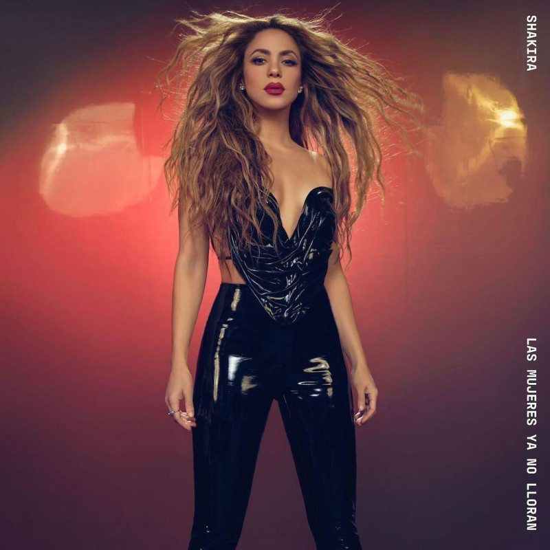 Shakira en la portada de su disco "Las mujeres ya no lloran", edición rubí.