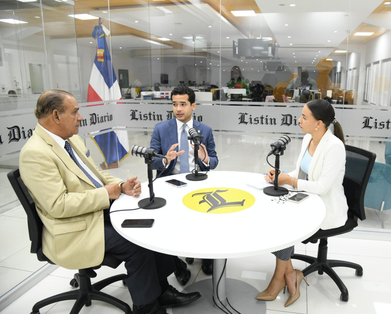 Omar Fernández responde preguntas del director de Listín, Miguel Franjul, y de la periodista Laura Castillo.