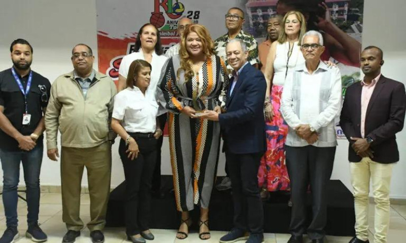 Rubén Darío Cruz, acompañado de Alexis García, Reynaldo Nova, Jacinto Campechano y personalidades de Hato Mayor, reconoce a Cosiris Rodríguez.