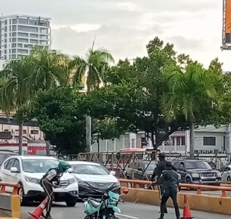 Diferentes agentes realizan operativos con sogas amarradas a los conos para detener motociclistas