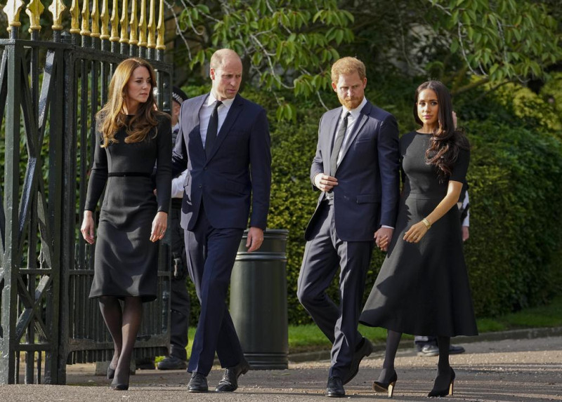 El príncipe William, segundo a la izquierda, Kate, princesa de Gales, a la izquierda, el príncipe Harry, segundo a la derecha, y Meghan, duquesa de Sussex, observan las ofrendas florales para la difunta reina Isabel II