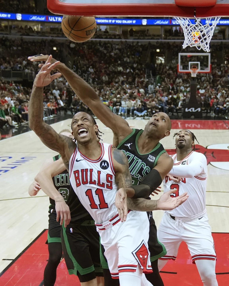 Al Horford, de los Celtics, propina un bloqueo a DeMar DeRozan, de los Bulls, en acción del partido de la NBA del sábado.